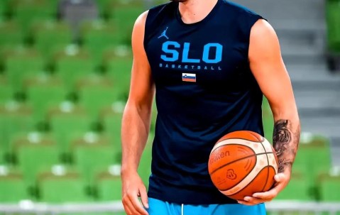 一号-东契奇回归赛场，爆冷首场状态亮眼，加拿大队观众沸腾！的简单介绍